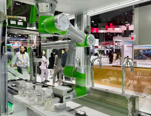 2023進(jìn)博會節(jié)卡機(jī)器人現(xiàn)身世界500強(qiáng)展臺,強(qiáng)強(qiáng)聯(lián)合發(fā)出 智造 強(qiáng)音